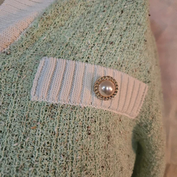 Women's Green and White Sweater - Picture 4 of 10